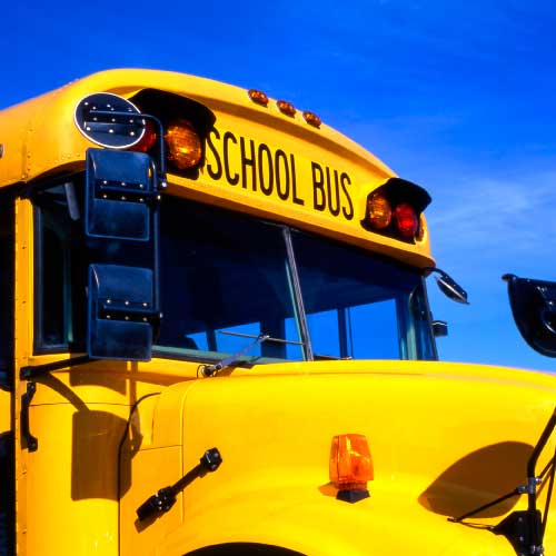 No app, temos a funcionalidade School Bus, que informa aos pais sobre a localização do transporte escolar.